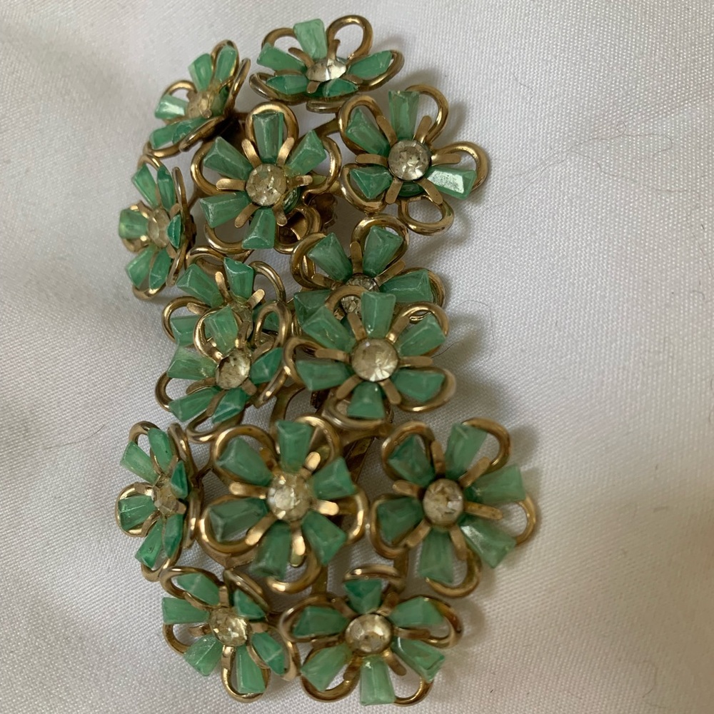 VINTAGE clip-on earrings flower detail